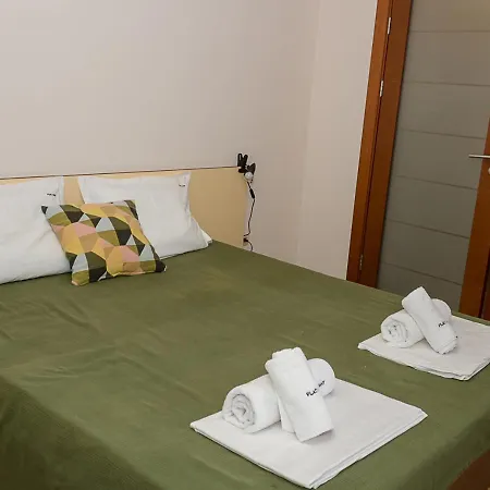 Cozy 2bd Flat With Balcony And Workspace 아파트 *
