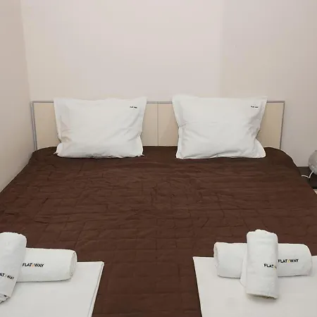 Cozy 2bd Flat With Balcony And Workspace * 골든샌드