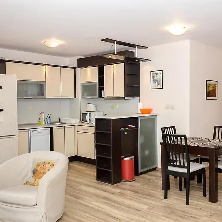Cozy 2bd Flat With Balcony And Workspace * 골든샌드