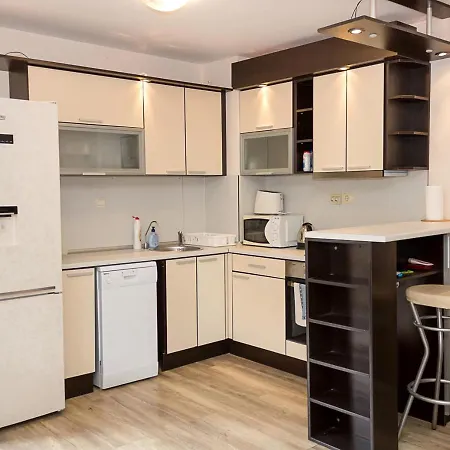 Cozy 2bd Flat With Balcony And Workspace * 골든샌드