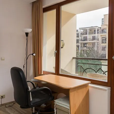 Cozy 2bd Flat With Balcony And Workspace Goldstrand