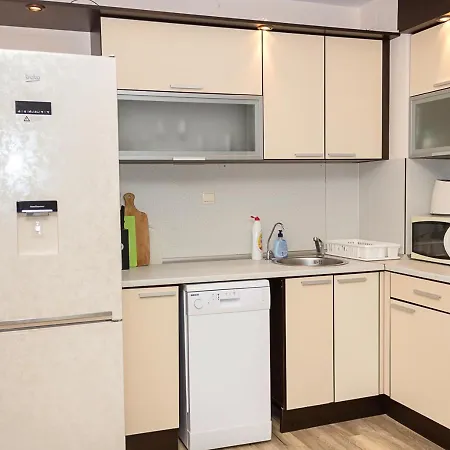 아파트 Cozy 2bd Flat With Balcony And Workspace *