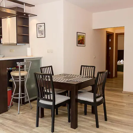 Cozy 2bd Flat With Balcony And Workspace Διαμέρισμα